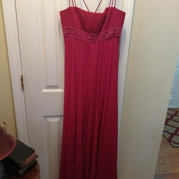 Red formal /prom dress - Picture 2 of 3